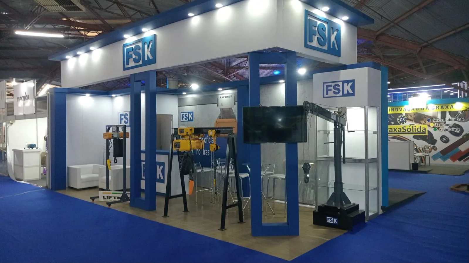Stand construído FSK com pórticos azuis e talhas em exposição