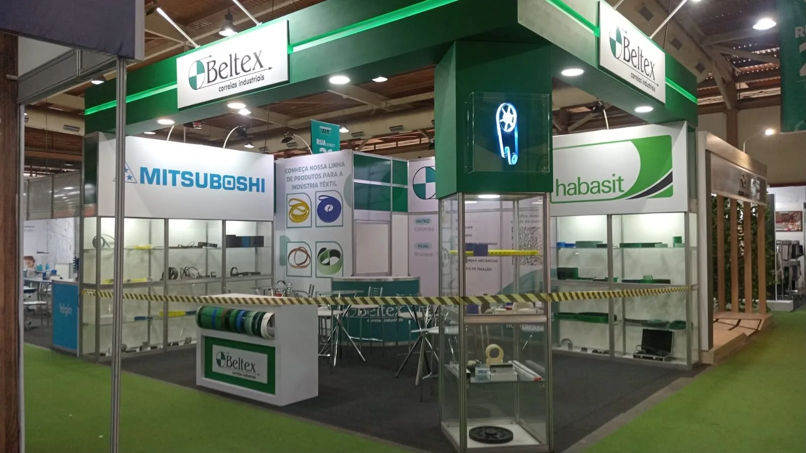 Stand misto Beltex com testeira em marcenaria e vitrines de correias