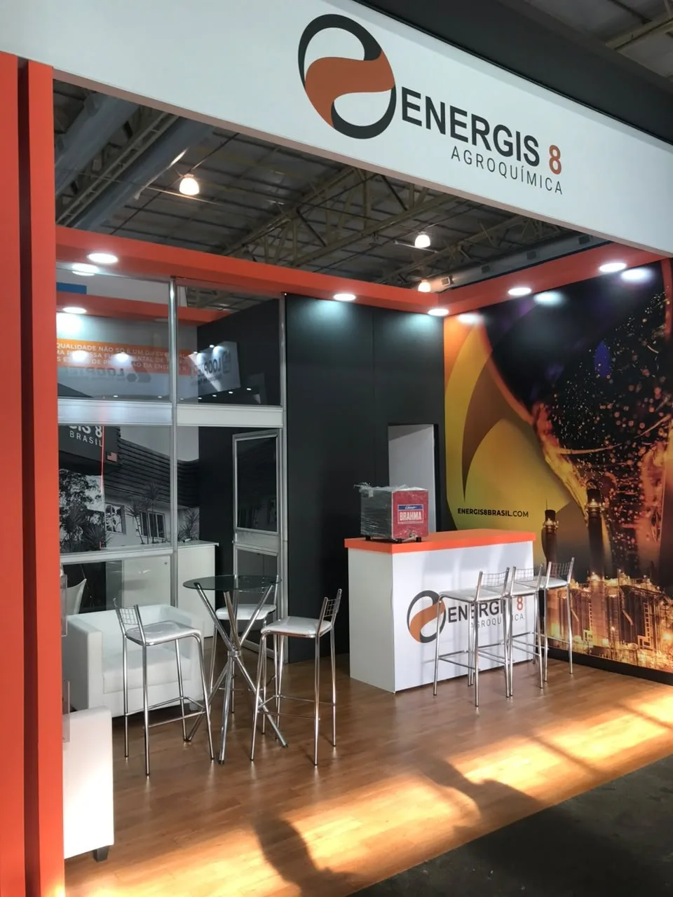 Stand misto Energis 8 com painel gráfico e balcão laranja