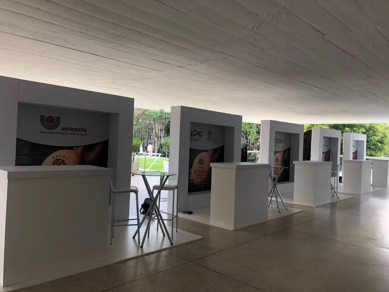 Quiosques de universidades em evento no Paraná
