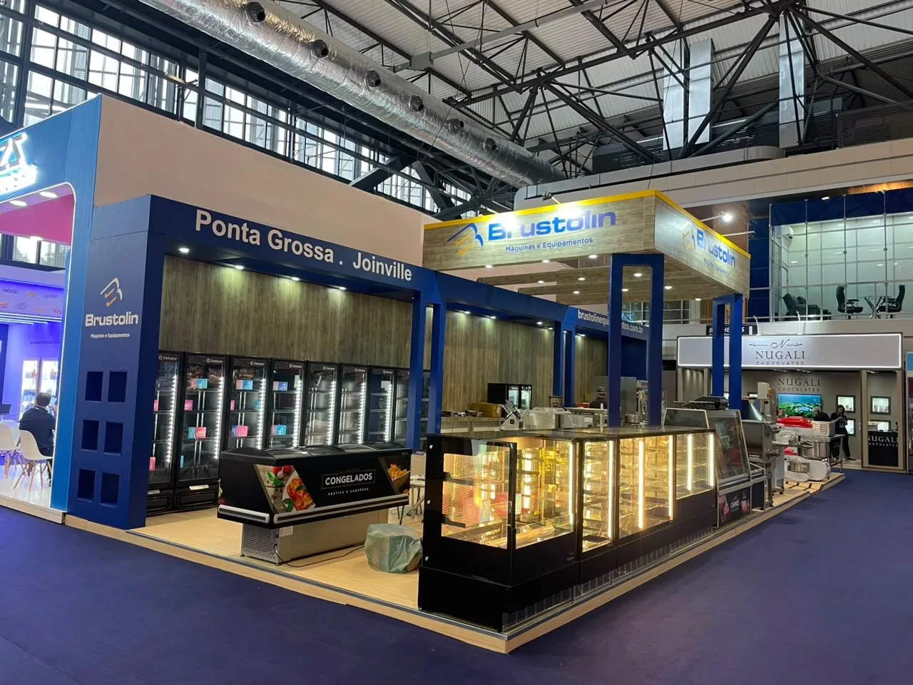 Stand construído Brustolin com testeira suspensa e vitrines refrigeradas