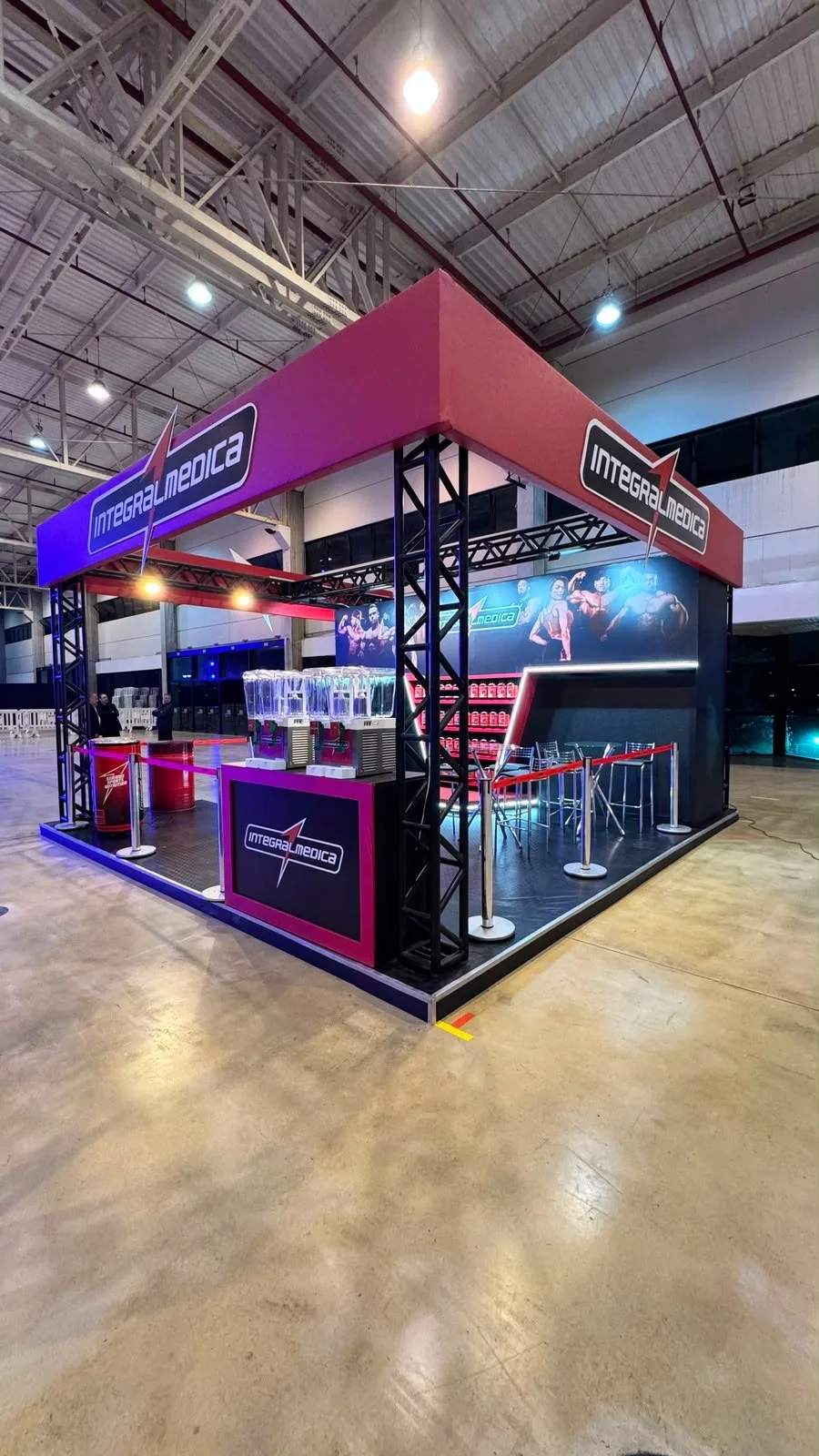 Stand construído Integralmedica com treliças e LED