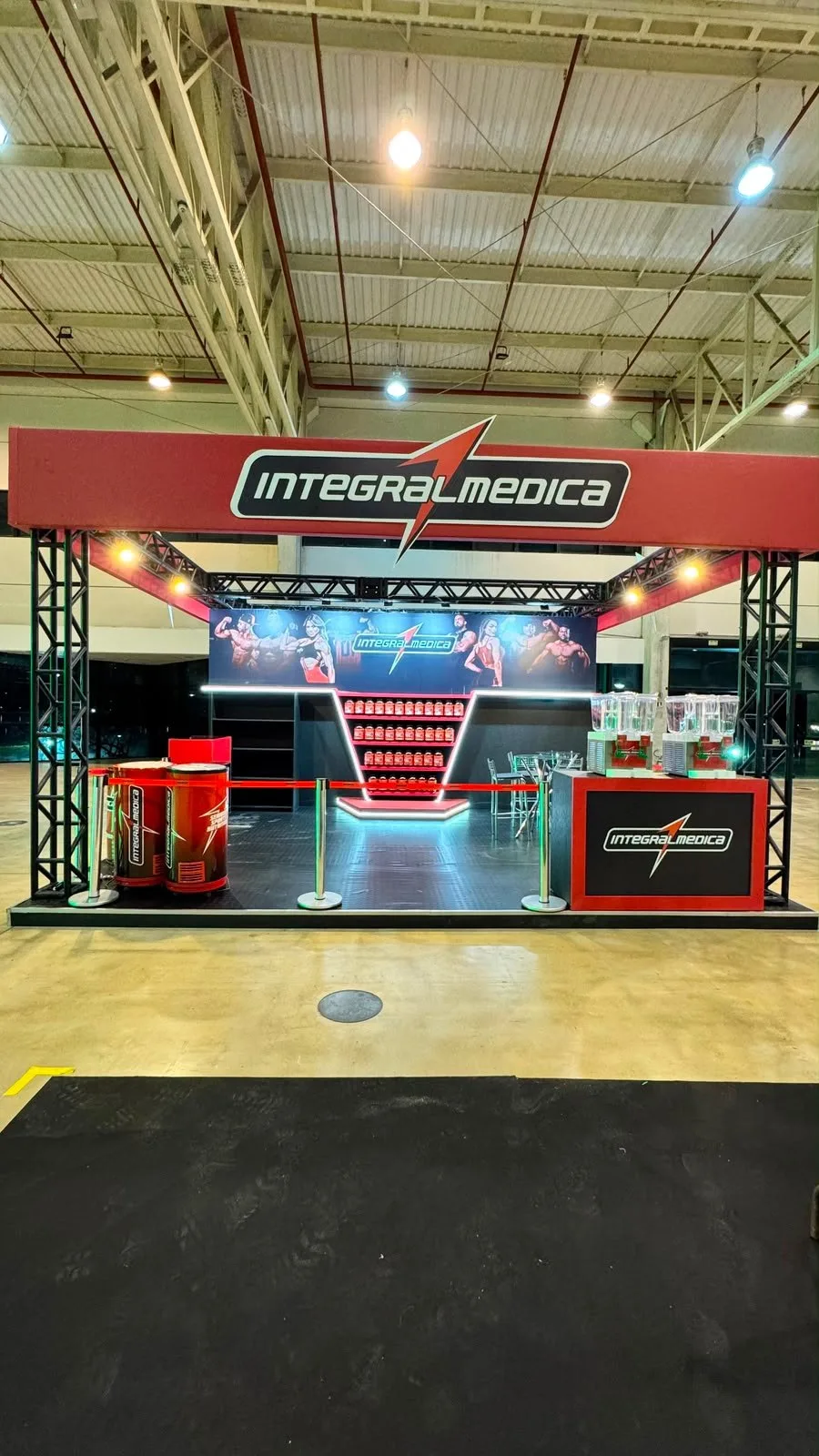 Stand Integralmedica com balcão central iluminado