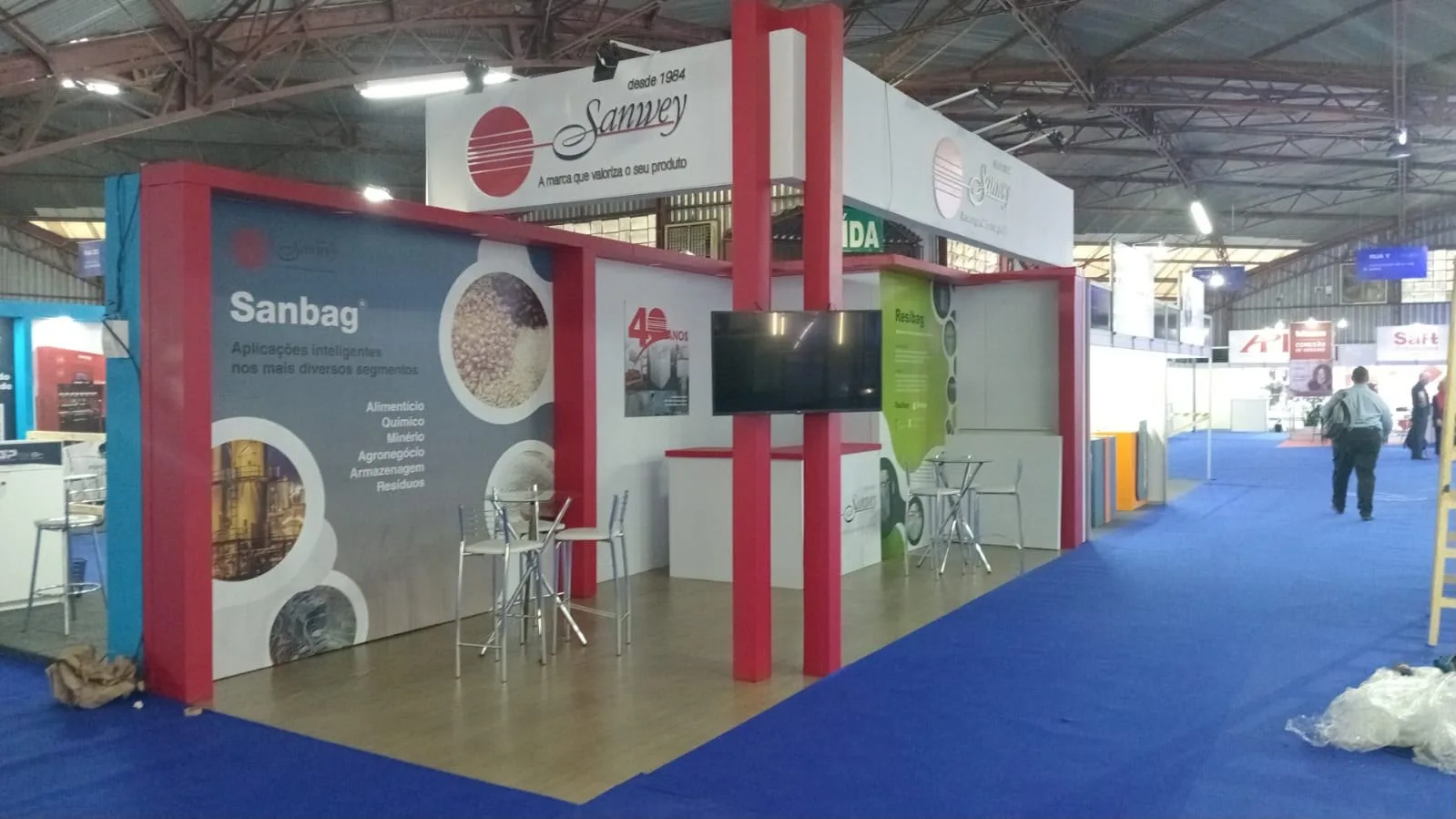 Stand construído Sanwey com painéis gráficos e TV central
