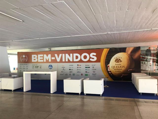 Estrutura de evento com painel de boas-vindas e lounge